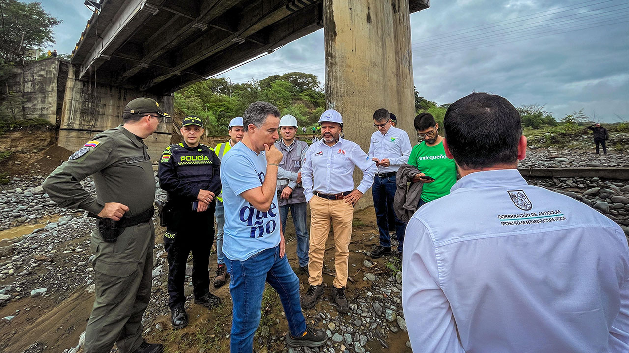 FOTOS. Gobernador de Antioquia visitó y evaluó las afectaciones sobre el puente del río Tonusco
