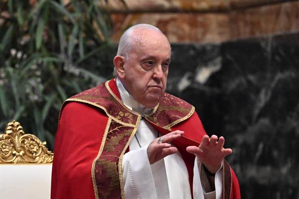 El papa pide a los sacerdotes hispanos en Estados Unidos que “no dejen abandonados a los que sufren”