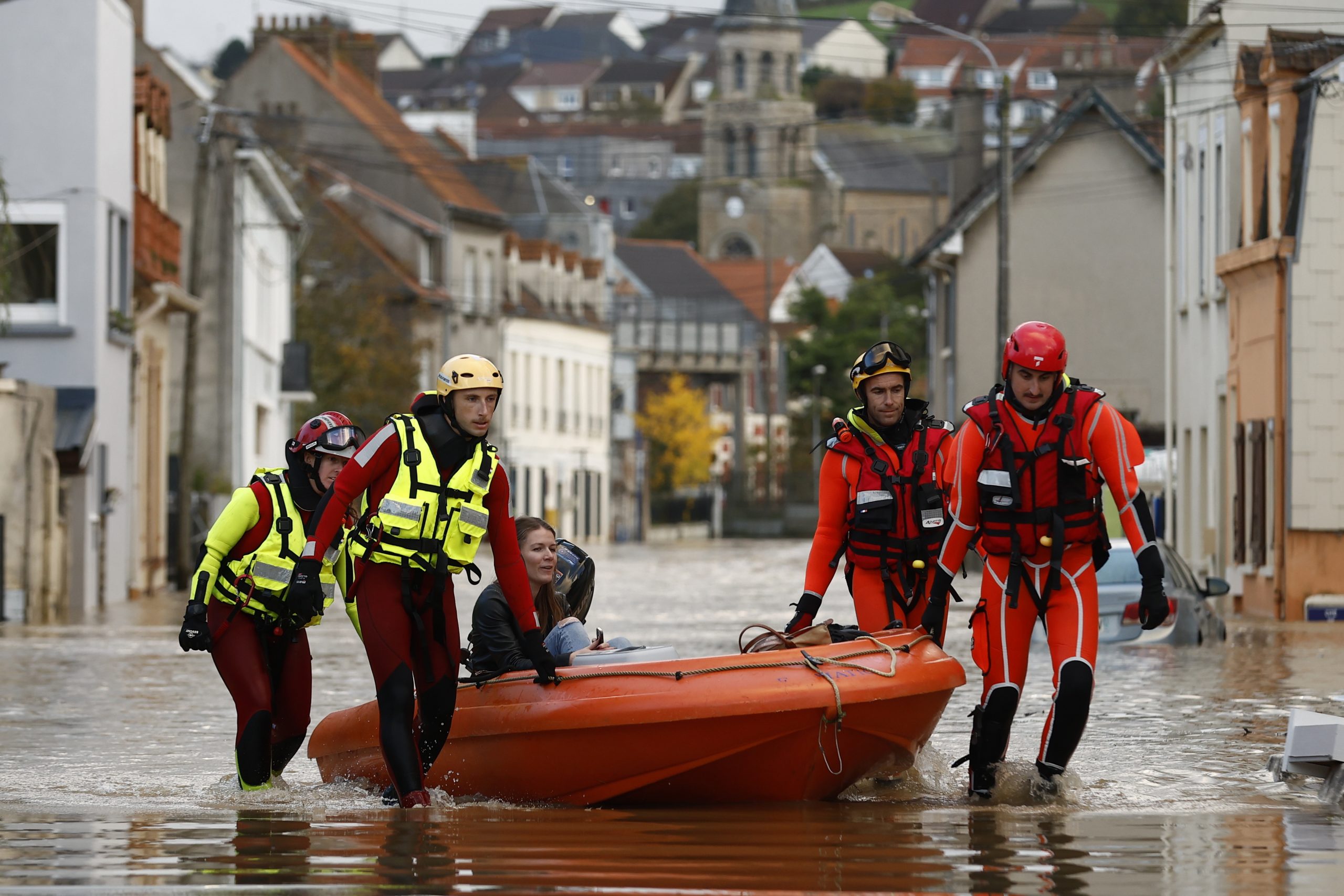 Siete heridos por las inundaciones en el norte de Francia, con escuelas cerradas
