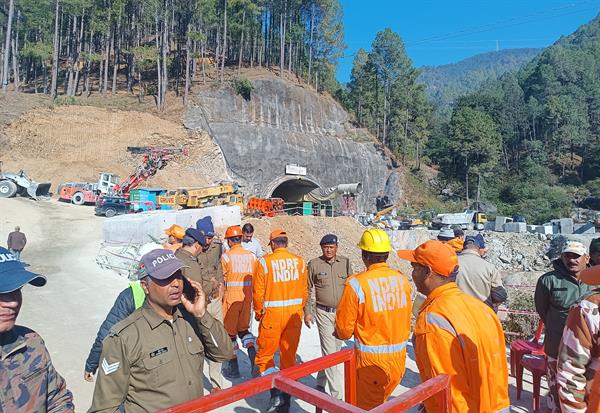 Interrumpido por problemas técnicos el rescate de 41 obreros atrapados en un túnel en la India