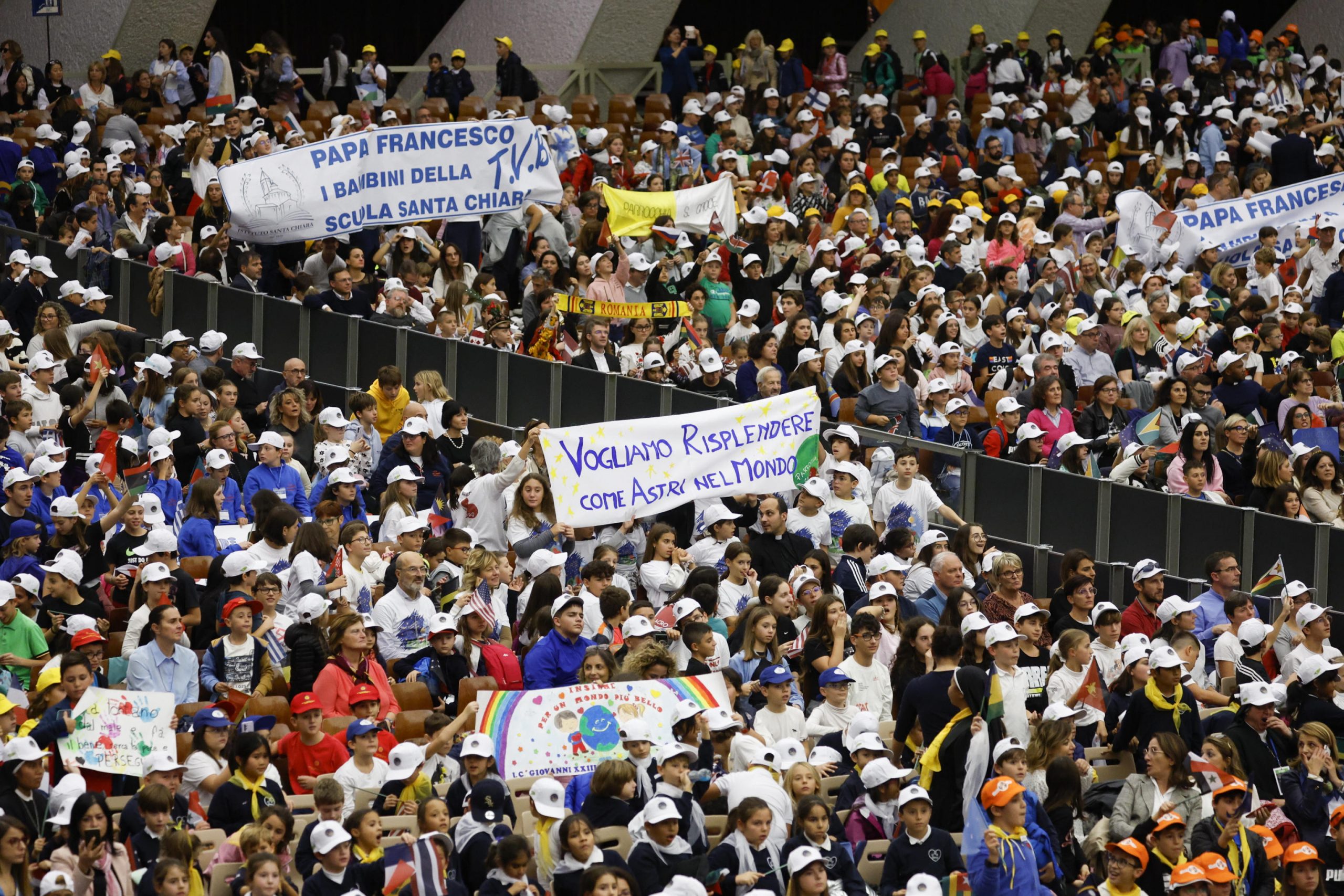 El papa pide ante 7.000 niños “trabajar para la paz” y “custodiar la Tierra”