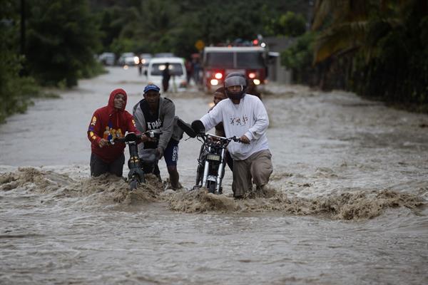 Suben a 14 los muertos por las lluvias más copiosas registradas en República Dominicana