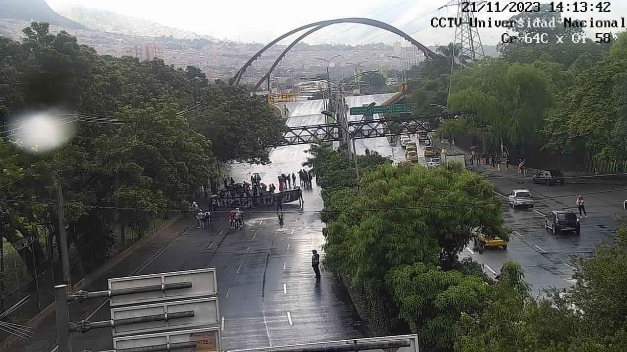 Autopista Norte, a la altura de la Universidad Nacional, cerrada por movilización ciudadana