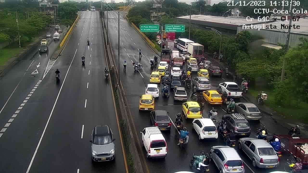 Autopista Norte, a la altura de la Universidad Nacional, cerrada por movilización ciudadana