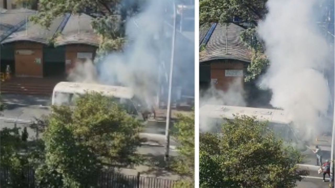 Bus alimentador del Metro se prendió en plena vía del centro de Medellín