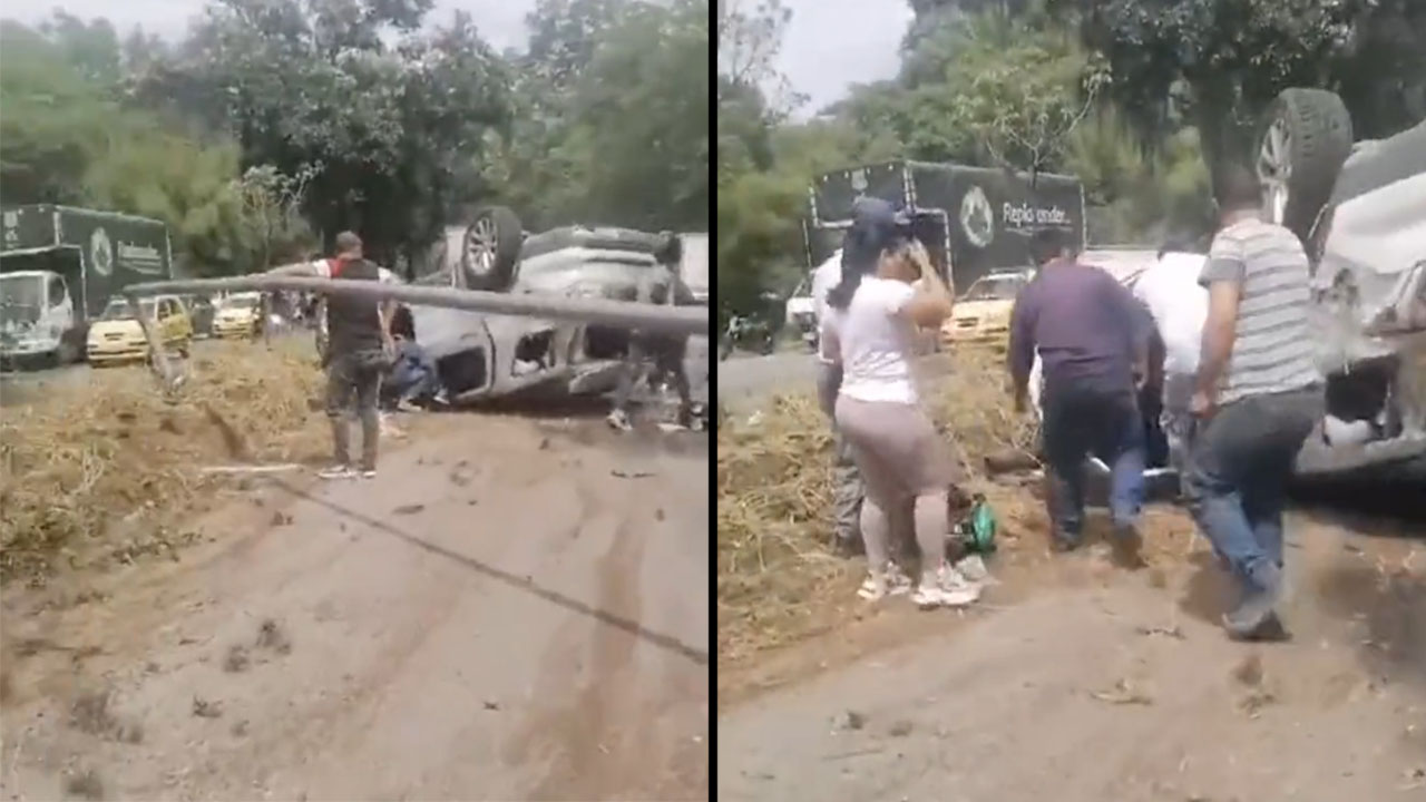 Conductor perdió el control, tumbó un poste y terminó volcado