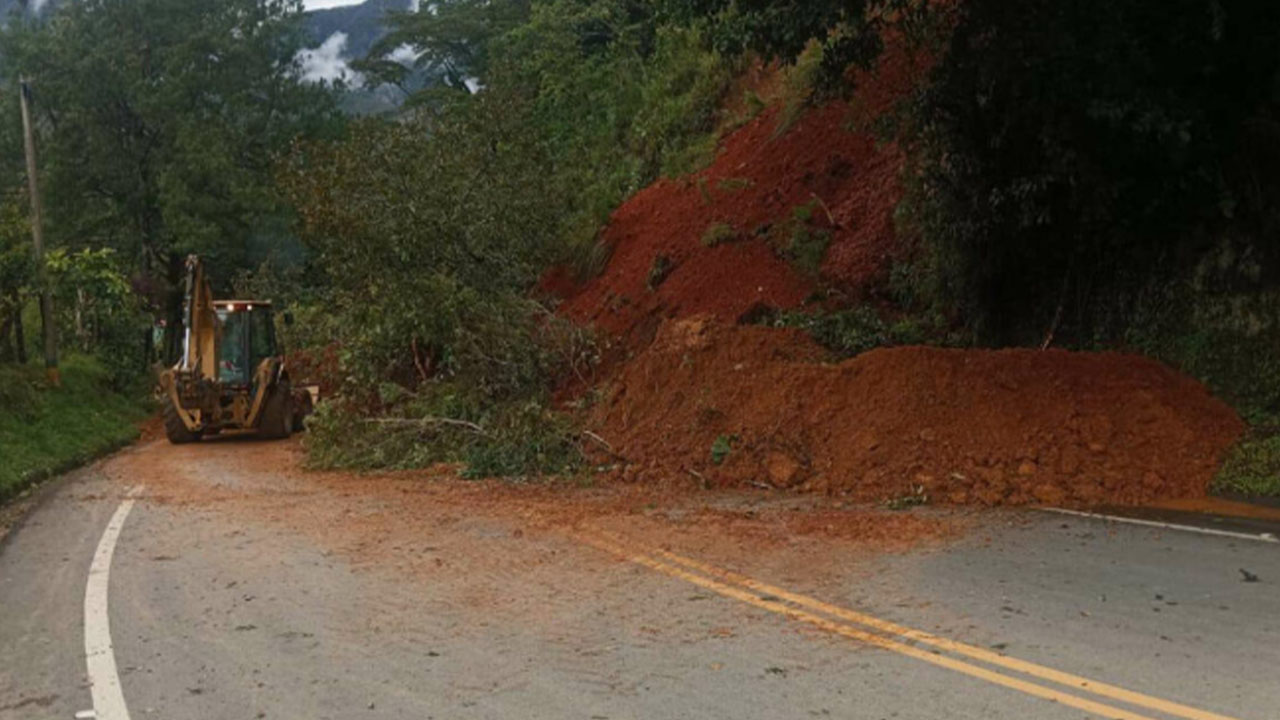 Derrumbe de tierra en la vía Santa Fe de Antioquia-Cañasgordas