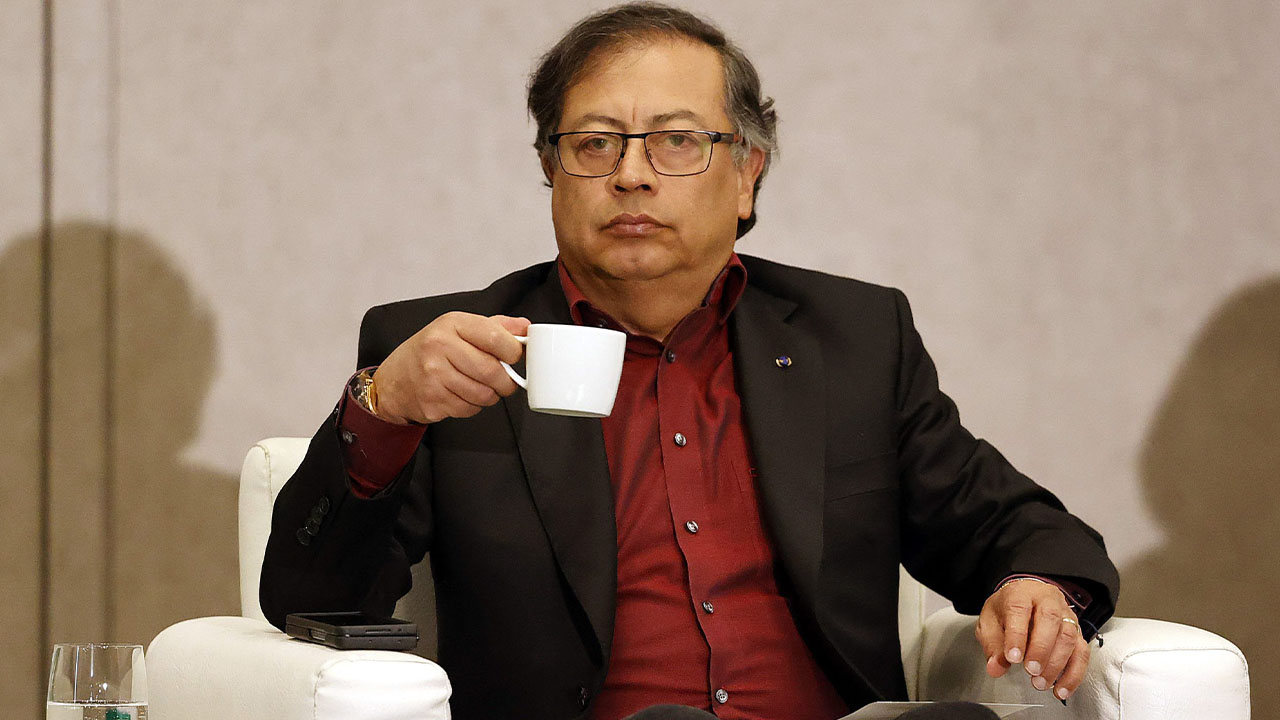 mamá golpea a niña de primaria y obliga a su hija para que la siga agrediendo