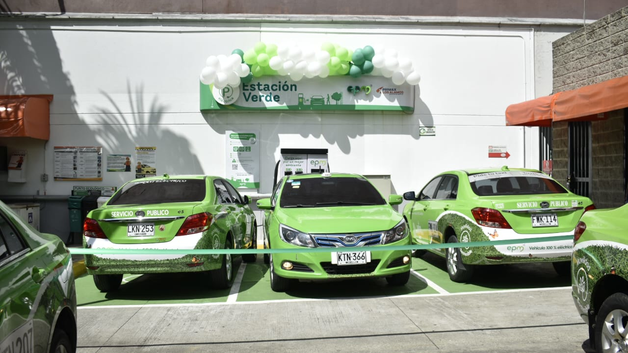 Estación de taxis eléctricos en El Chagualo, Medellín