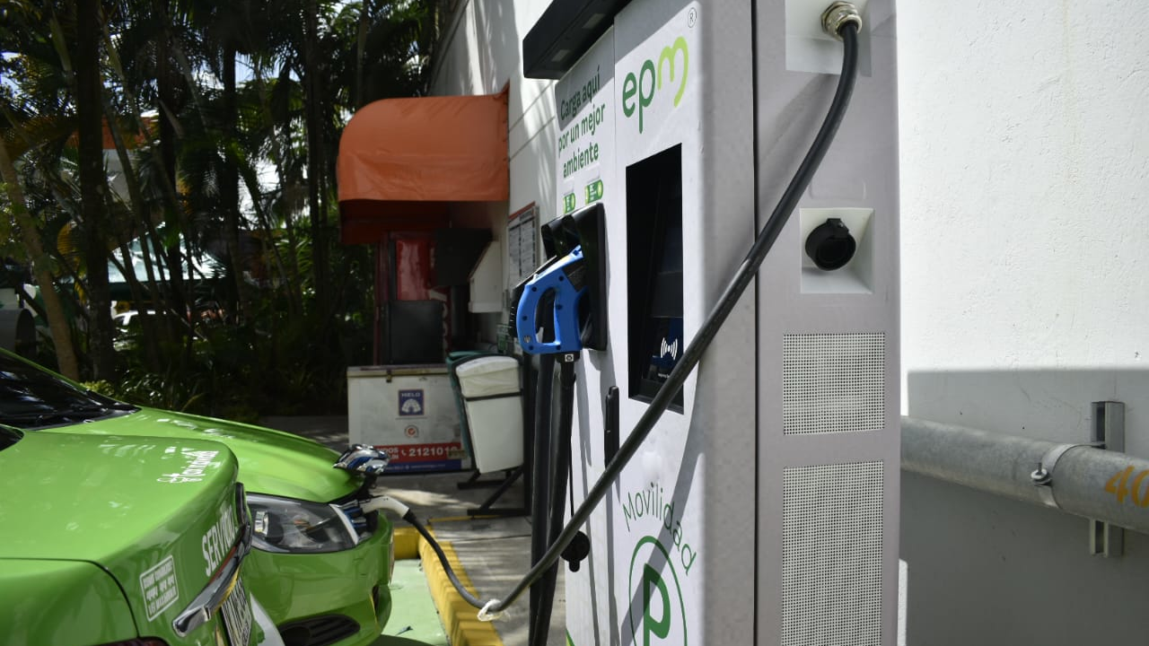 VIDEO. Se inauguró estación de taxis eléctricos en El Chagualo, Medellín 2 Estación de taxis eléctricos en El Chagualo, Medellín