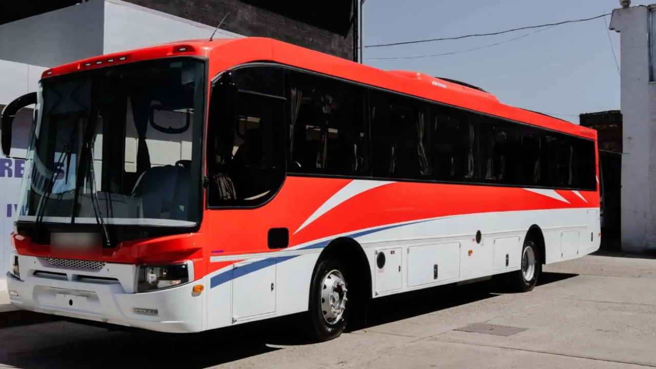 Hombre fue sorprendido tocándose en bus frente menor de edad