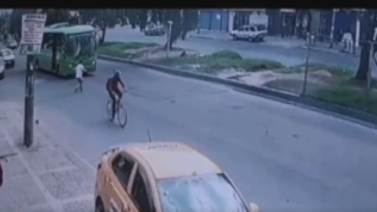 [Fuerte VIDEO] Hombre que estaría discutiendo con pareja sentimental se lanzó a un bus de SITP en Bogotá