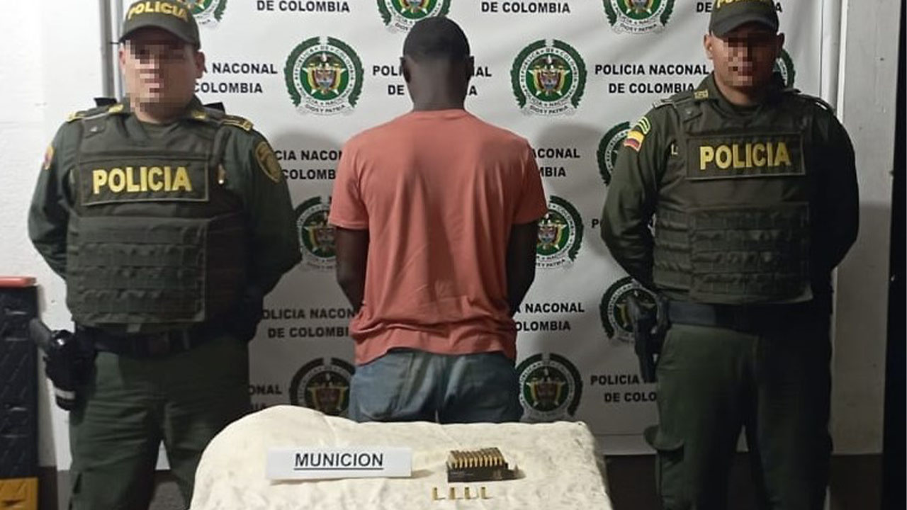 50 cartuchos para pistola en posesión de joven de 21 años