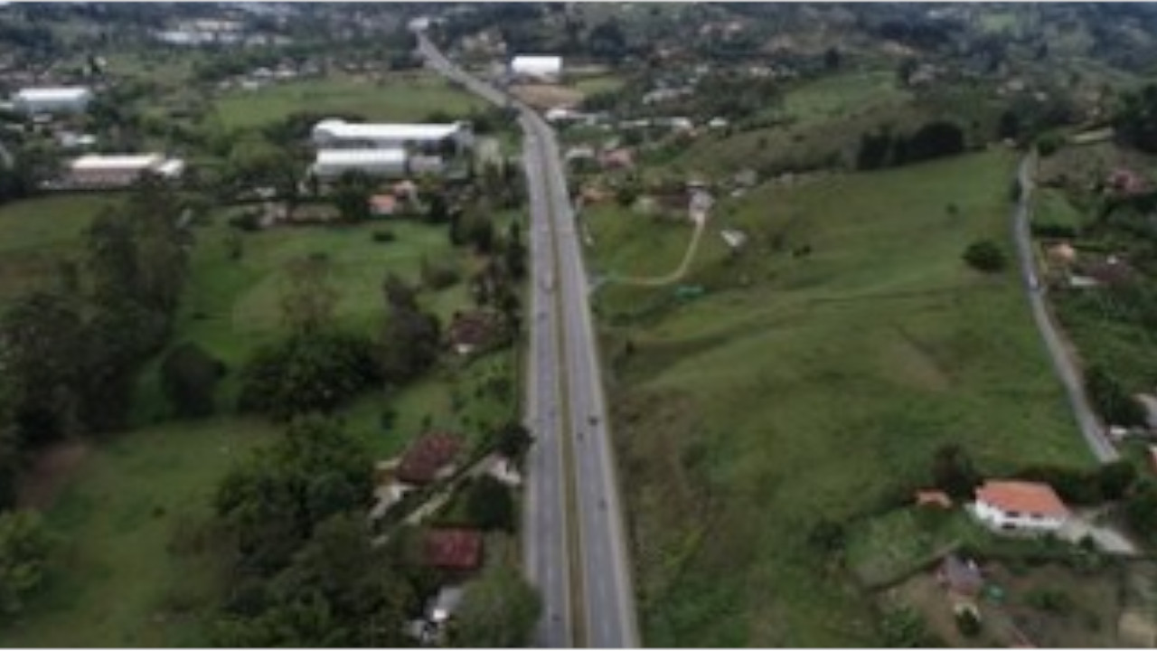 La vía Medellín - El Santuario habilitada tras fuerte accidente