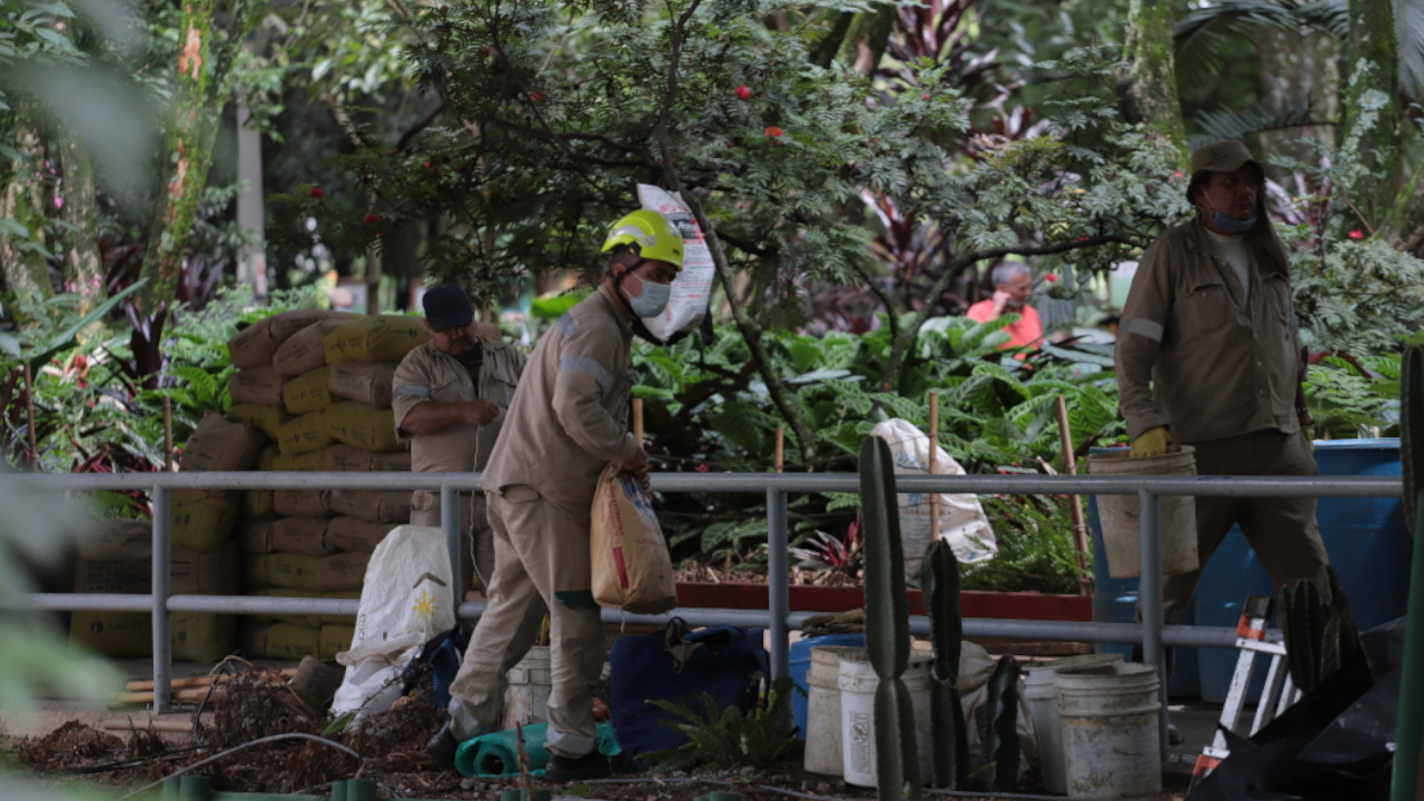Mantenimientos en los deprimidos viales y quebradas en Medellín