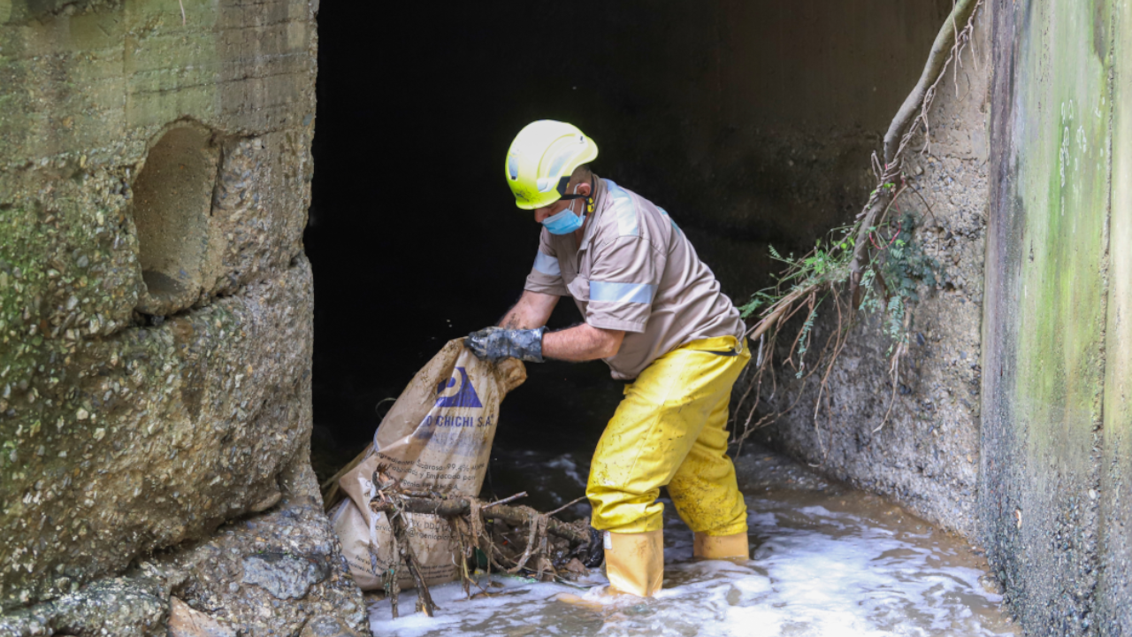 Mantenimientos en los deprimidos viales y quebradas en Medellín