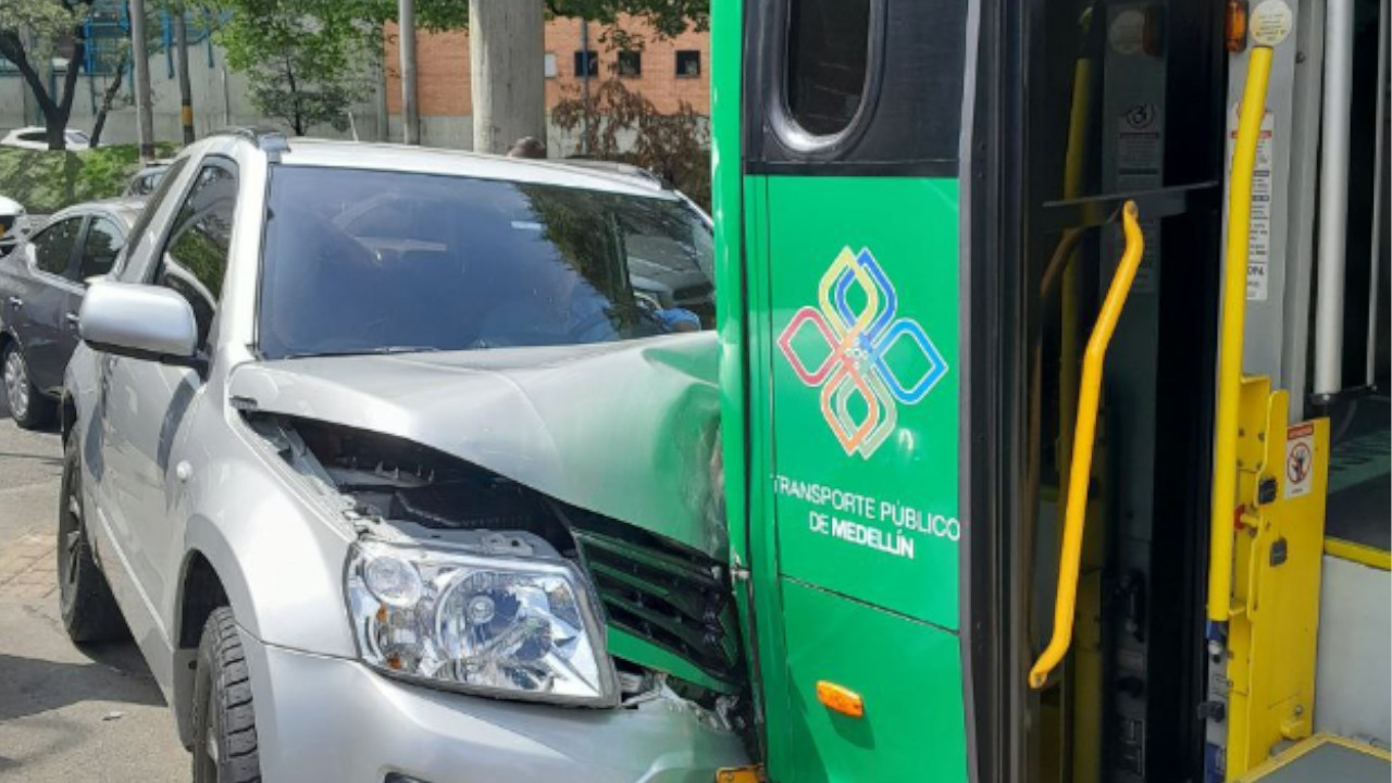 Carro quedó incrustado detrás de bus en la Aguacatala