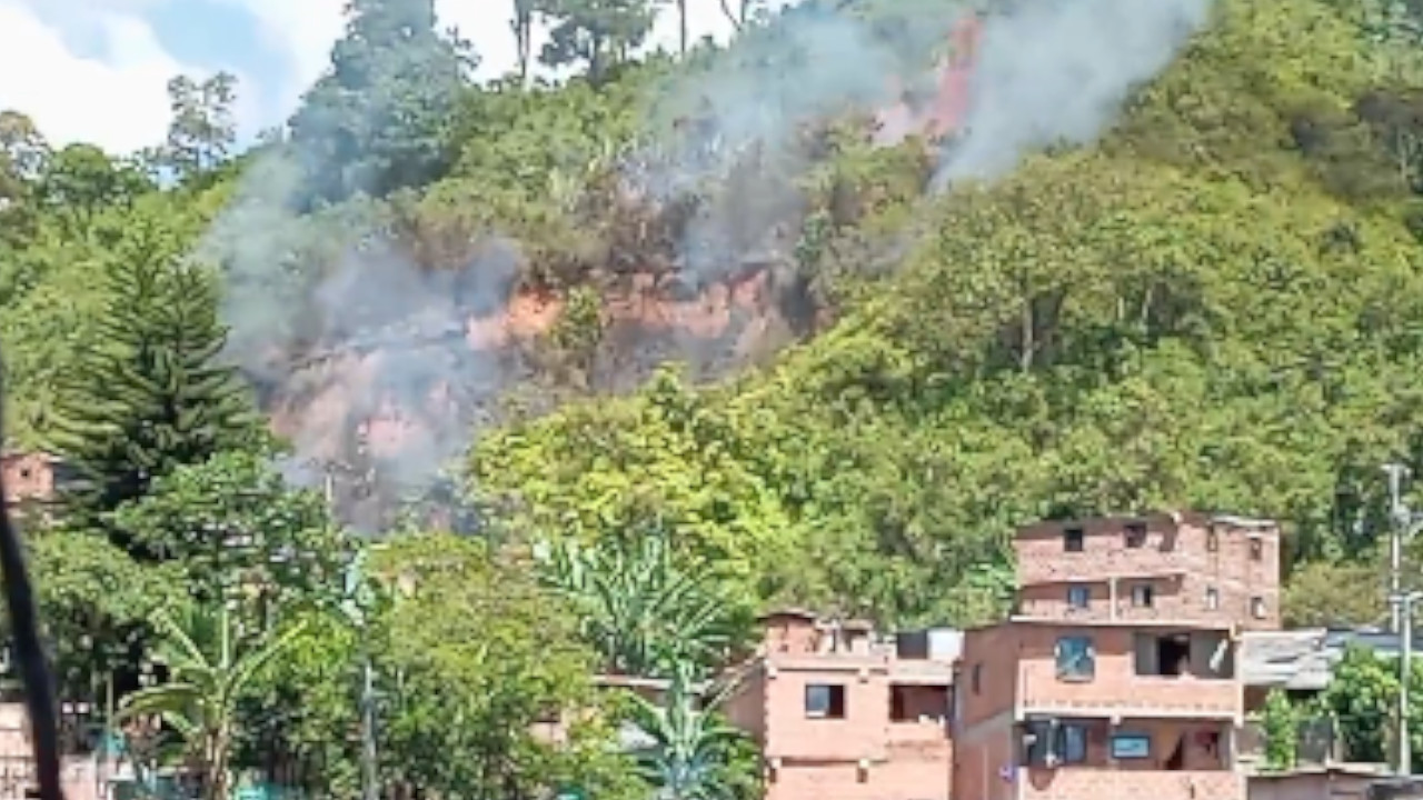 VIDEO. Reportan incendio en una vereda del municipio de Itagüí
