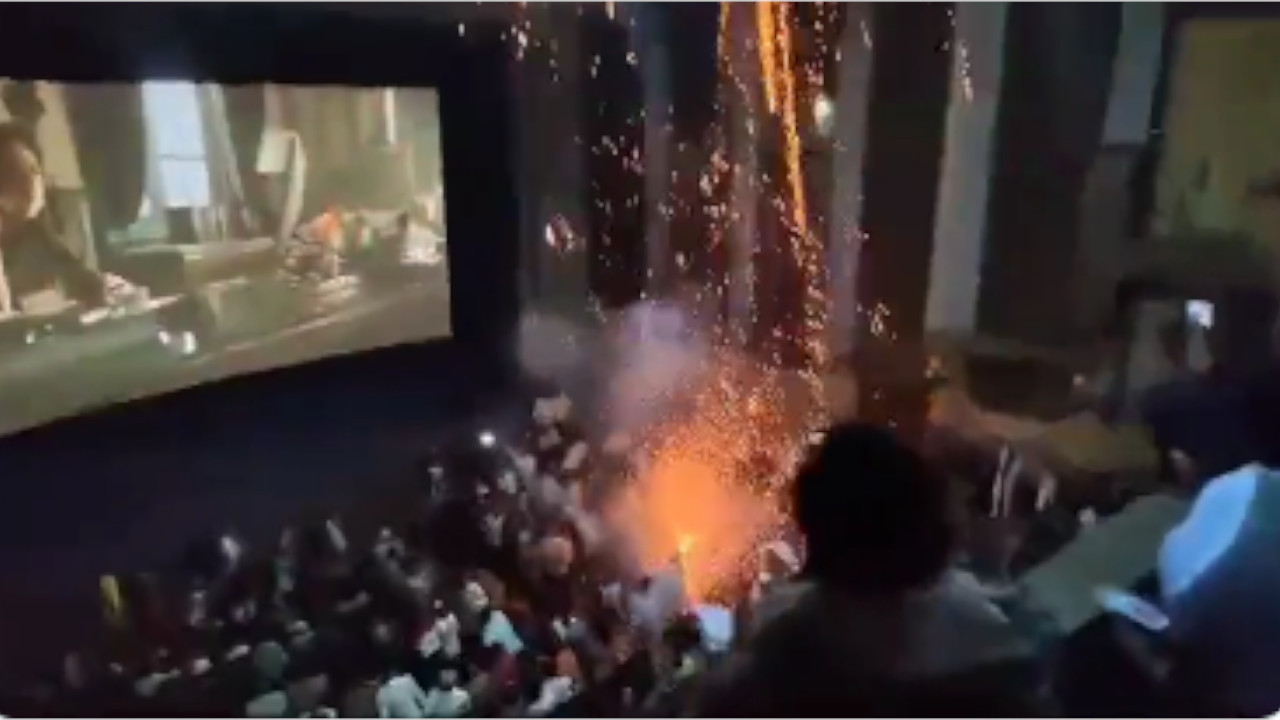 Terror en cine tras lanzar fuegos artificiales en la dentro de la sala