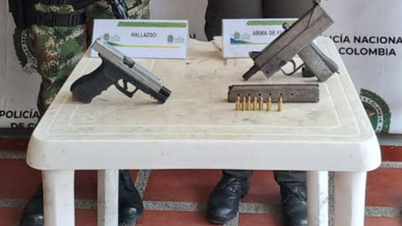 Una mini uzi y una pistola fueron halladas en zona boscosa de un barrio de Choco