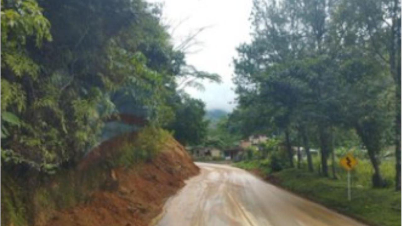 Vía Cañasgordas-Santa Fe de Antioquia a un carril por un derrumbe
