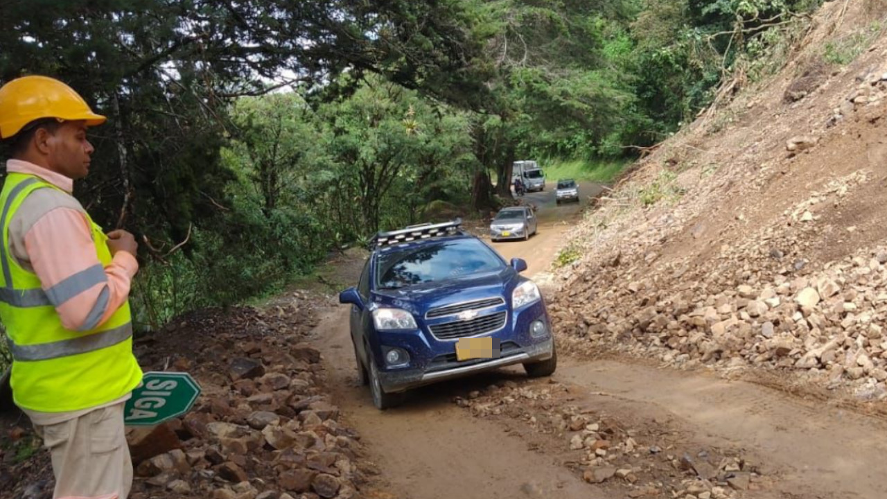Vía Santa Fe de Antioquia y Cañasgordas a un carril por derrumbe