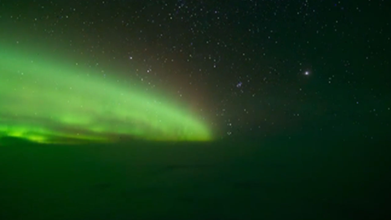 Video de una aurora boreal desde la cabina de un avión