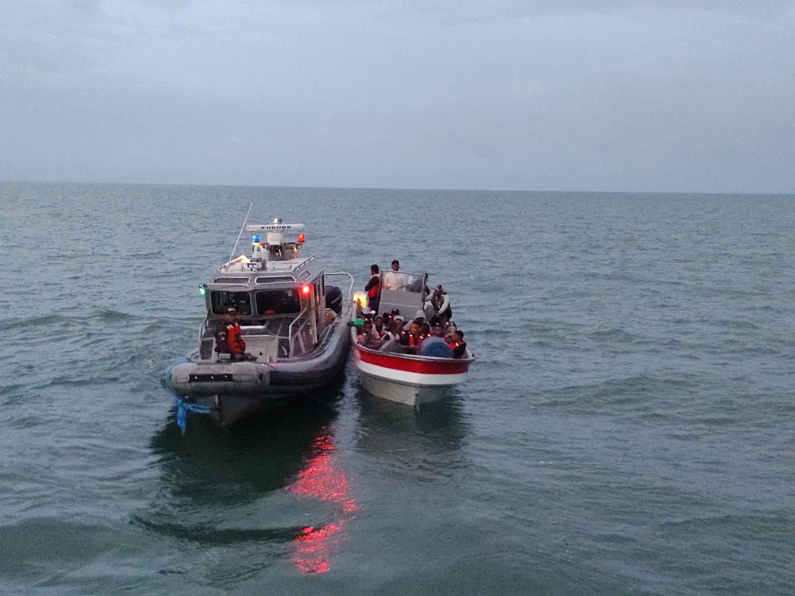 Tras ocho horas a la deriva, fueron rescatadas 34 personas en una embarcación en el Pacífico