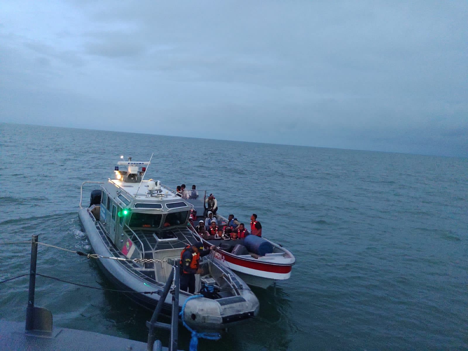 Tras ocho horas a la deriva, fueron rescatadas 34 personas en una embarcación en el Pacífico