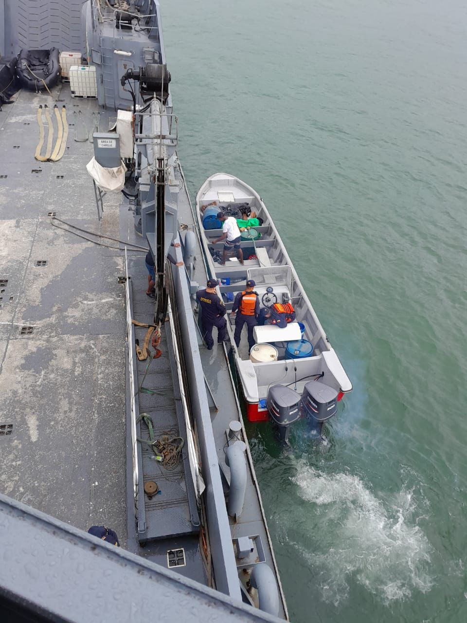Tras ocho horas a la deriva, fueron rescatadas 34 personas en una embarcación en el Pacífico