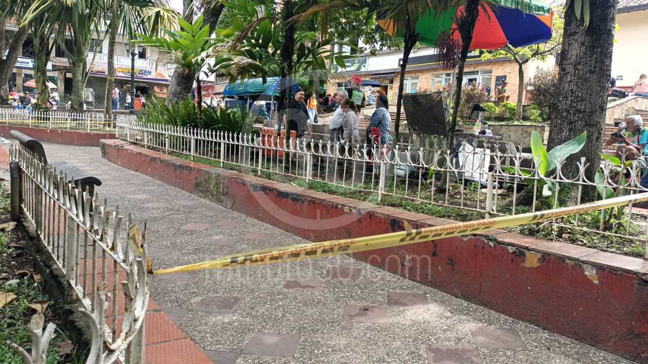 ¿Lo mataron por una flor? En pleno parque de Copacabana asesinan a un hombre 