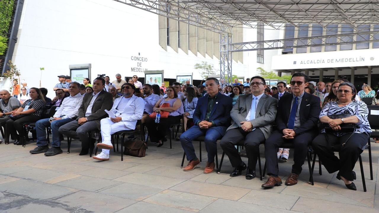 Gobernación de Antioquia, creo el primer monumento en honor a las victimas de la toma del Palacio de Justicia