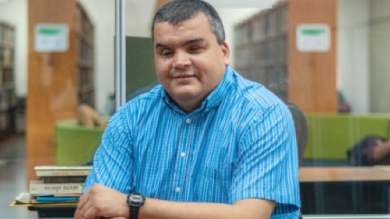 Hombre con discapacidad visual, presentó tesis en audio y se graduó de un doctorado en la UdeA