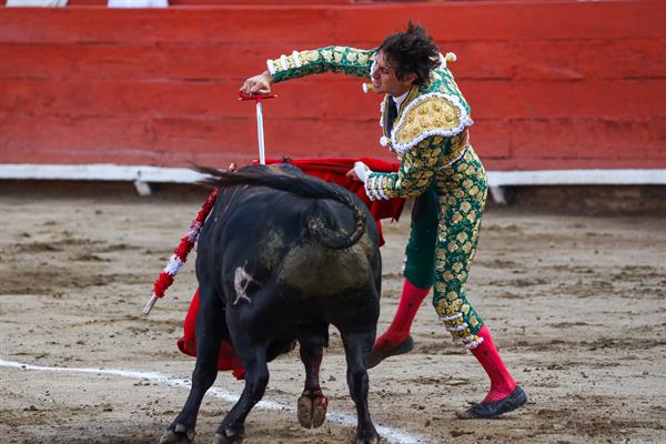 El peruano Roca Rey da cátedra de toreo en Latacunga (Ecuador), con ...