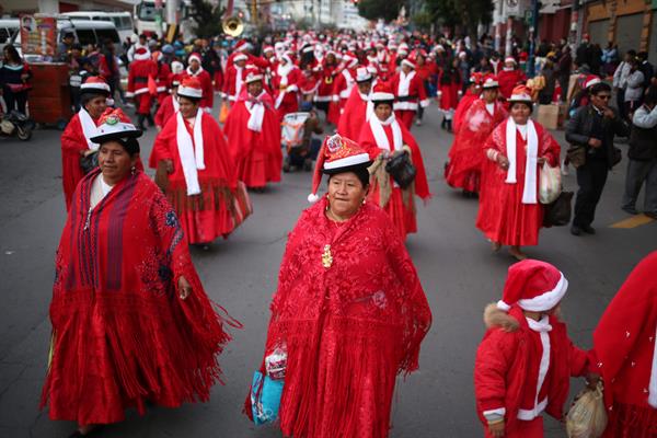 Con un colorido desfile de artesanos y comerciantes Bolivia da la bienvenida a la Navidad