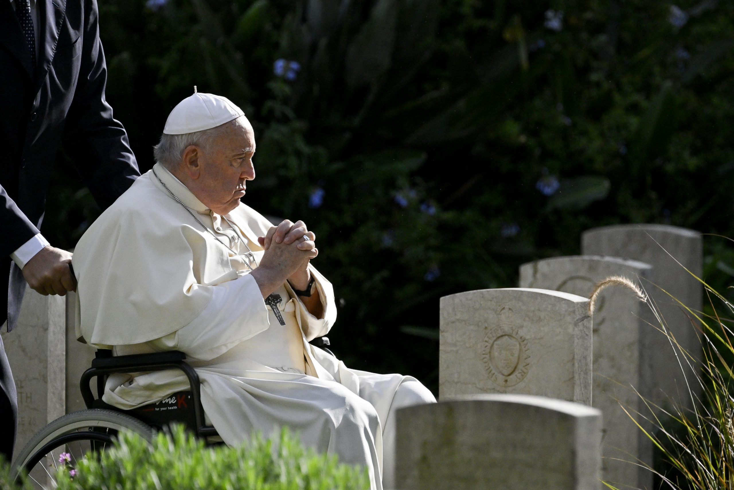 El papa en el cementerio de la Guerra en Roma: “Las guerras son siempre una derrota”