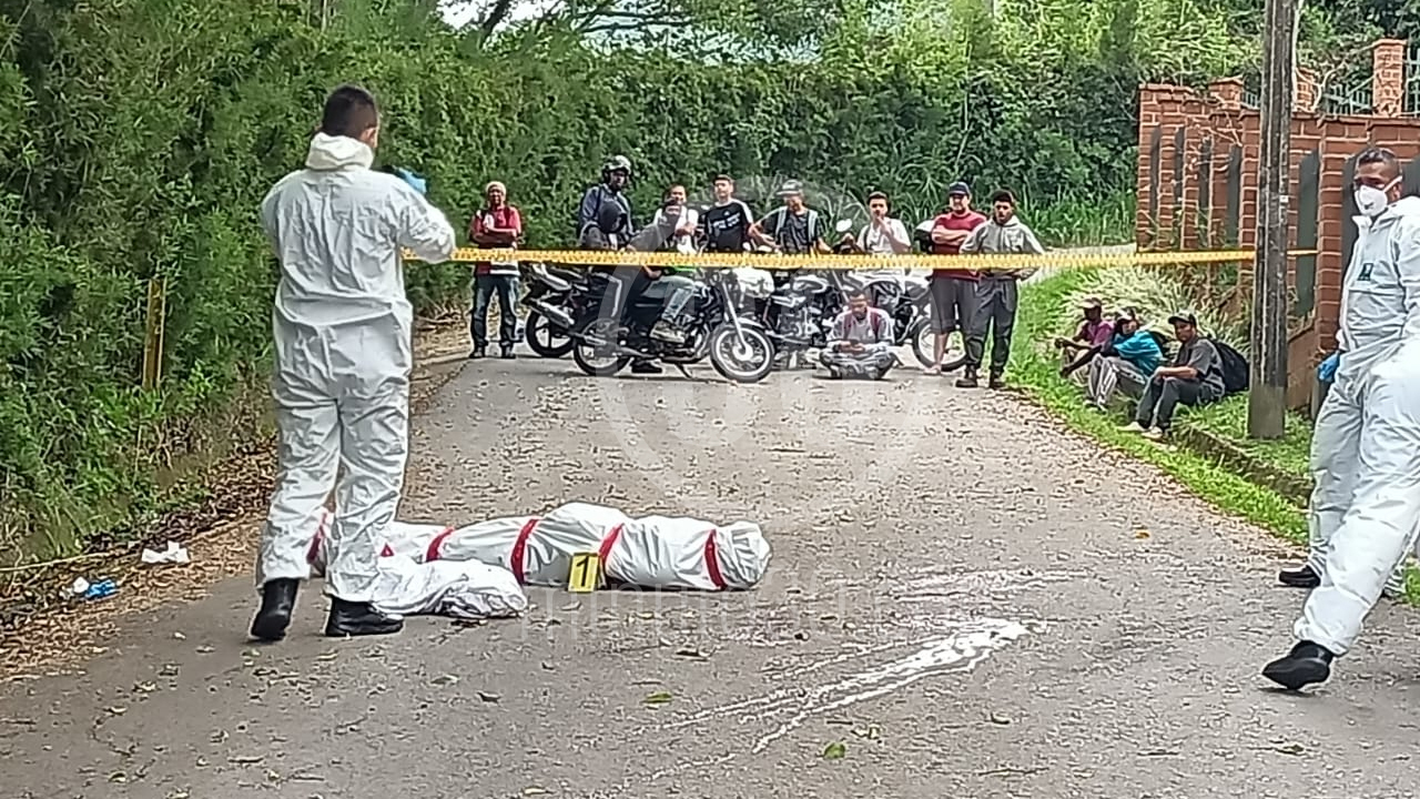 FOTOS: Con puñaladas y heridas de arrollamiento encontraron el cadáver de un hombre en Girardota 