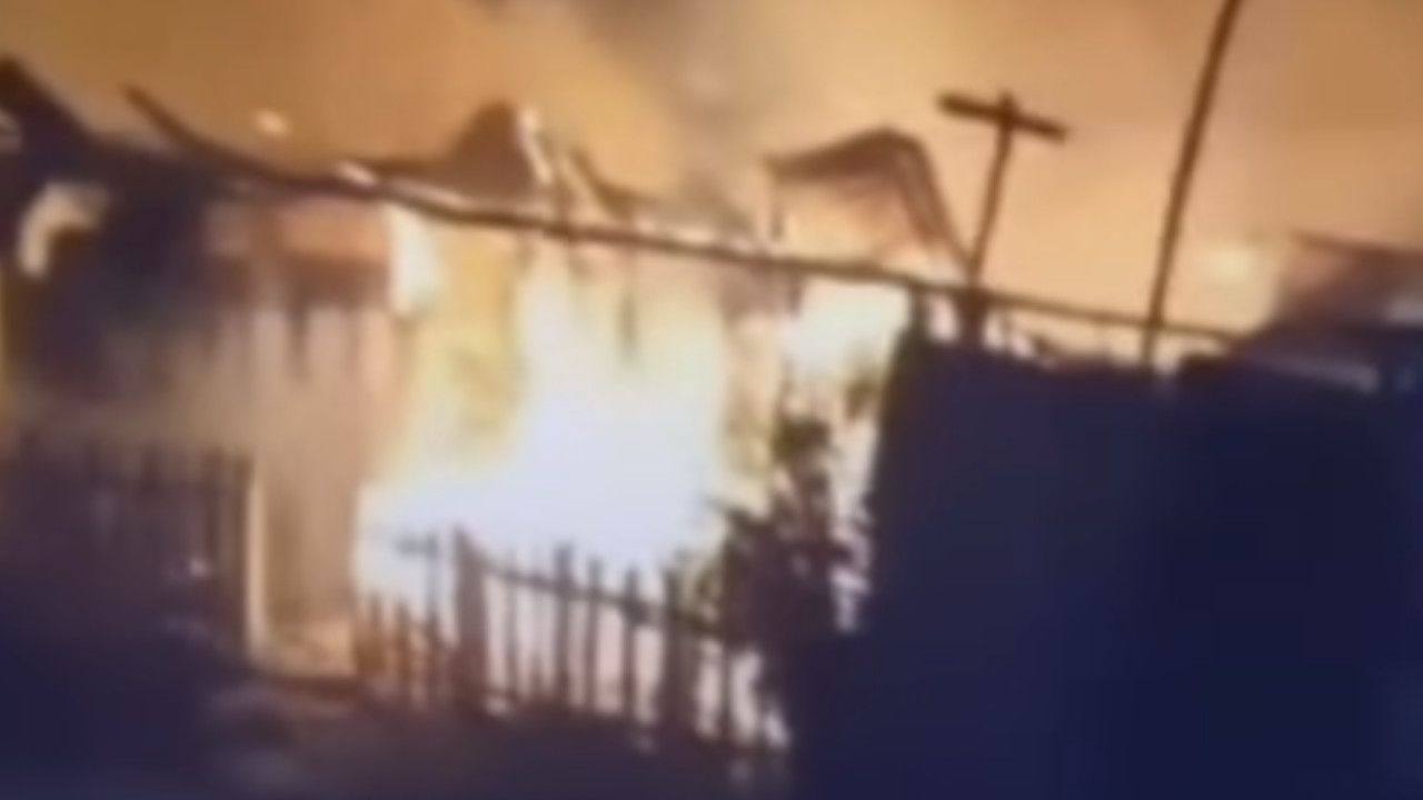 'Esto se acabo' Mujer se agarró con el novió, le prendió fuego a un colchón y quemó 3 casas