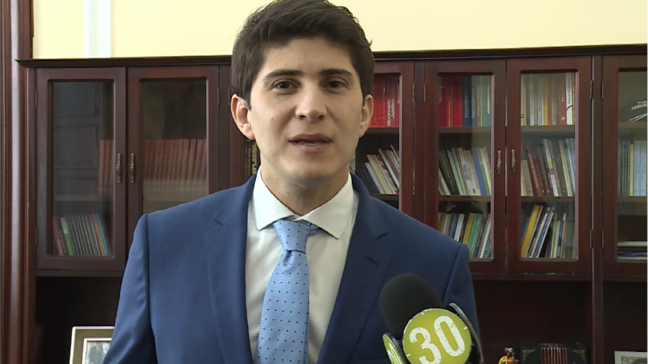 Mediante ley buscan reducir los precios de los combustibles