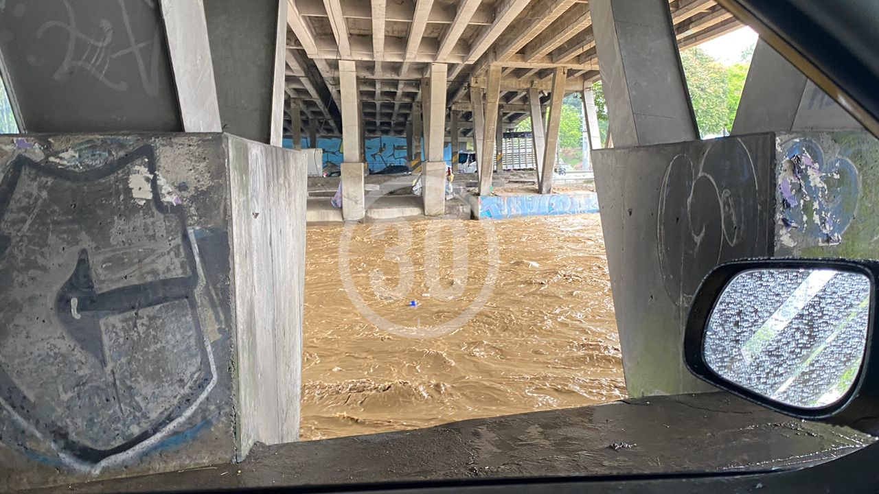 El largo aguacero hizo que el Río Medellín se creciera