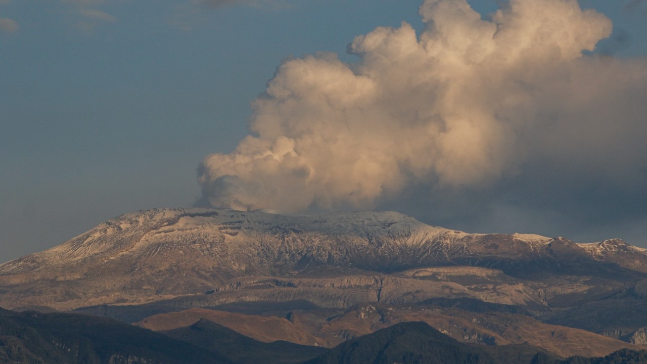 ¡Sigue en alerta amarilla! El Volcán Nevado del Ruiz intensifica desgasificación de SO2