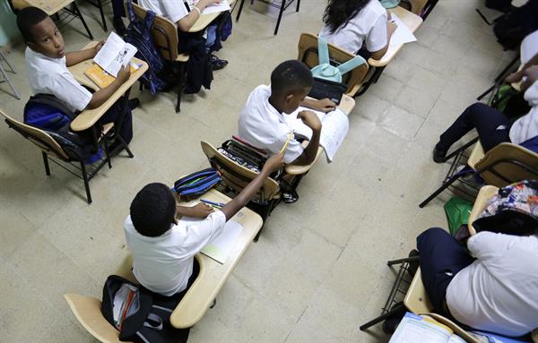 Estudiantes panameños regresan a las aulas tras más de un mes por las protestas antiminería