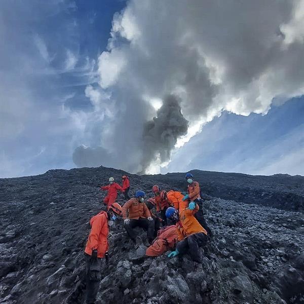 Suben a 22 los muertos por la erupción del volcan Marapi en Indonesia