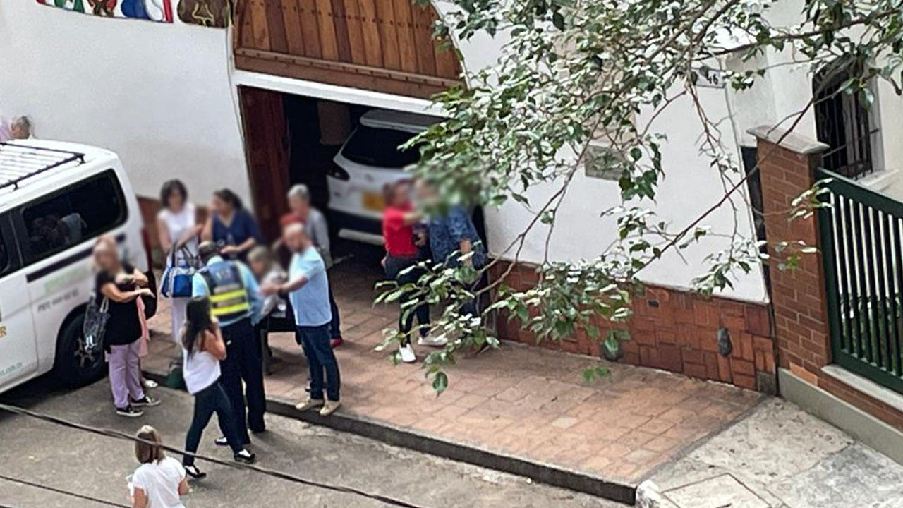 Carro particular se metió en una Iglesia del Poblado