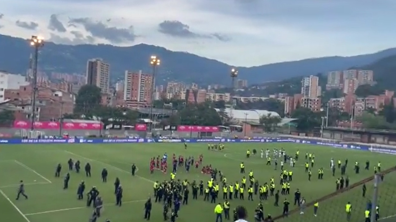 ¿Saldrán en tanqueta? así le cantaron los hinchas a los jugadores
