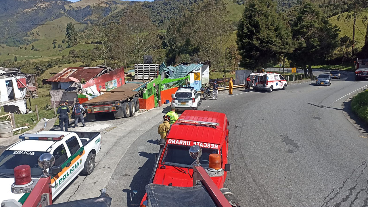 1 Tractomula fue a dar a un restaurante y dejó cuatro personas lesionadas