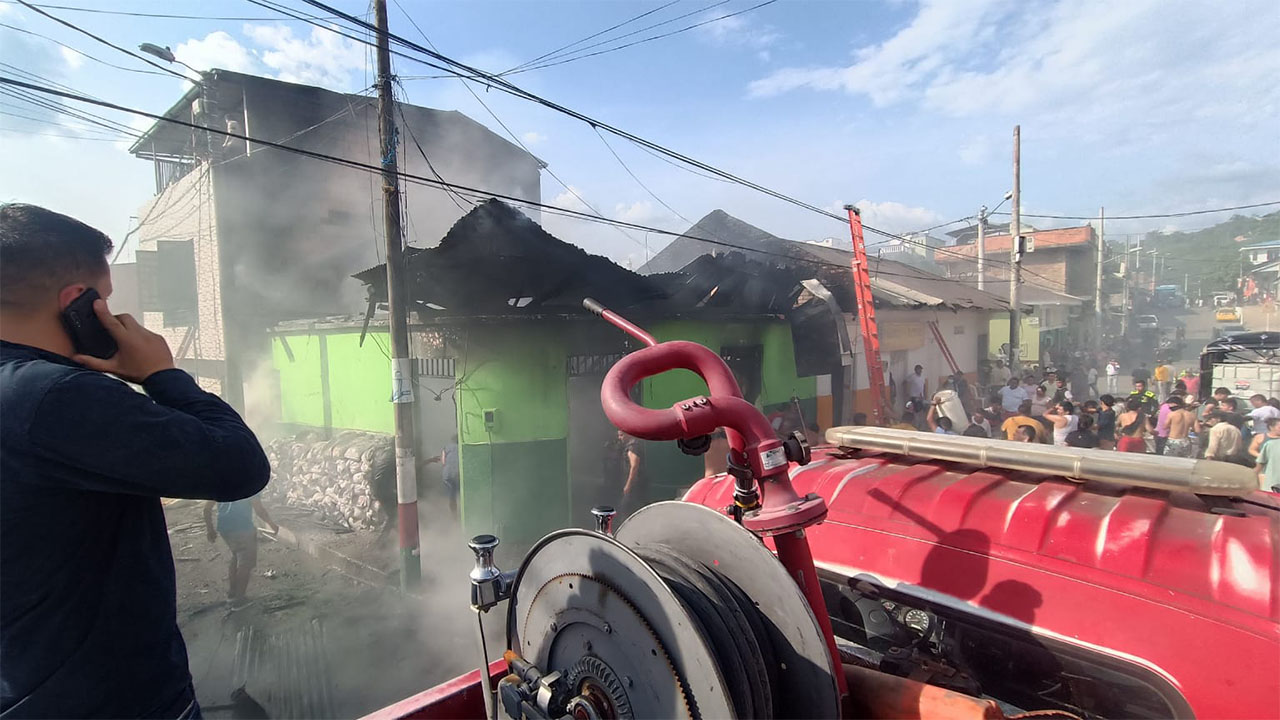 Fuerte incendio en una ferretería en Viota dejó varias personas heridas