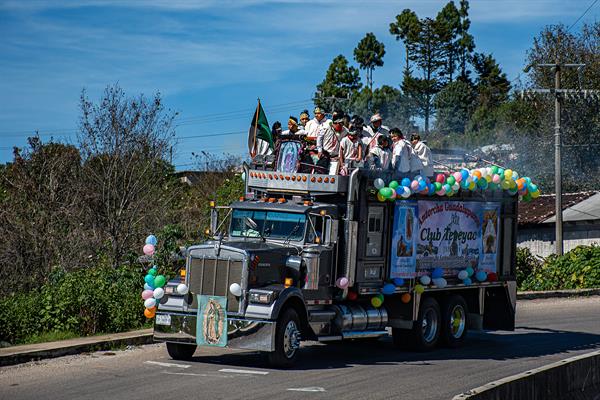 Miles de indígenas se movilizan para venerar a la Virgen de Guadalupe en Ciudad de México