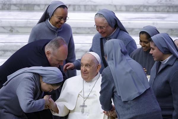 El papa asegura que está mejor, pero que aún se cansa hablando mucho