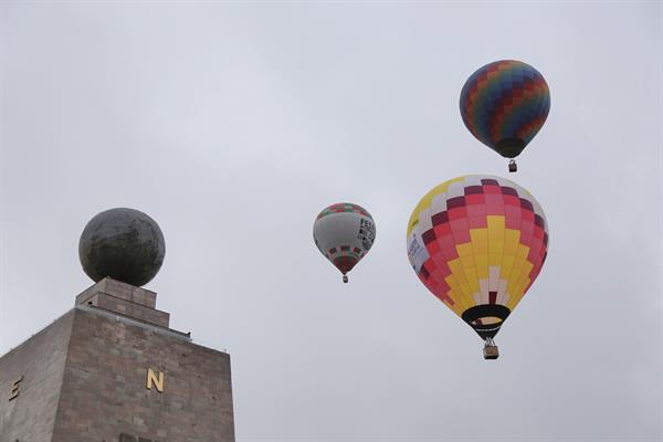 La Mitad del Mundo, en Ecuador, vuelve a adornarse de coloridos globos frente a la neblina